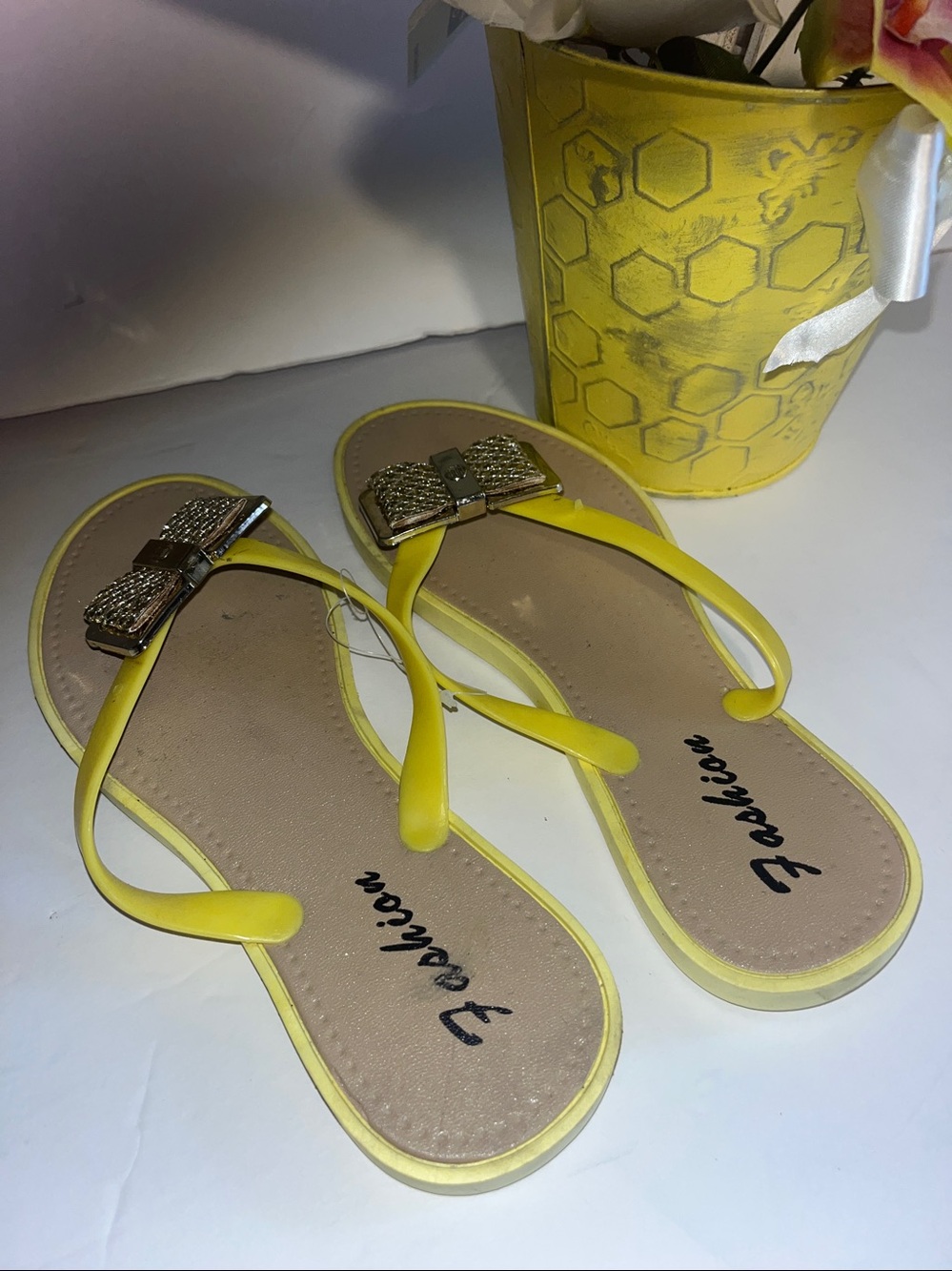 Nwt yellow spring bee bundle gold bow flip flops &wood sign βBee Sweet&Bumbleβ - Picture 5 of 16